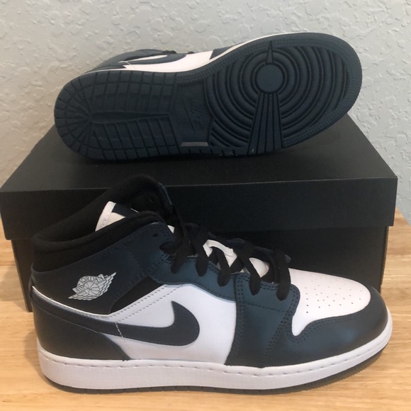 🖤🤍NIKE AIR JORDAN 1 MID GS SNEAKERS🤍🖤 - Picture 10 of 11